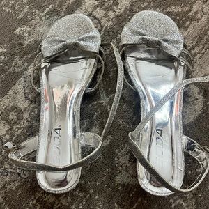 Soda Size 4 silver glittery starter heels